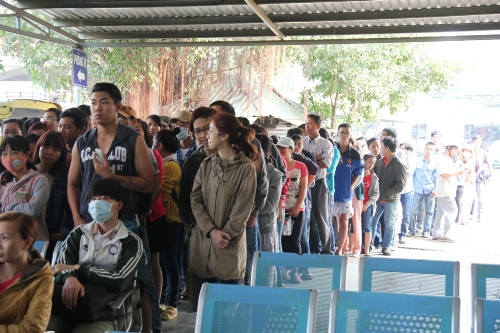 Dòng người "rồng rắn" nhau tại bến xe Miền Đông chờ đến lượt mua vé. 
