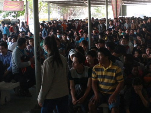 Lượng khách quá đông, lực lượng bảo vệ mỏng nên hãng xe phải nhờ hỗ trợ từ phía công an để giữ trật tự, đảm bảo an ninh.