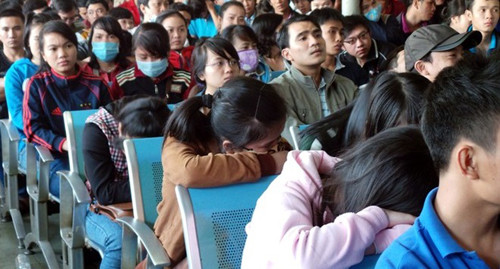 Những người chờ đợi từ khuya dù mệt mỏi vẫn không dám rời vị trí. Có người còn lại tranh thủ chợp mắt để "thay ca" cho người xếp hàng ra nghỉ ngơi.