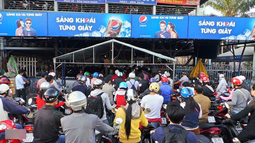 Tờ Tri Thức trực tuyến cho hay, sáng 1/2, vào khoảng 6h, cũng tại bến xe Miền Đông, vẫn tiếp tục bị ùn tắc nghiêm trọng bởi cả trăm người đến gửi xe đi mua vé về quê dịp Tết.