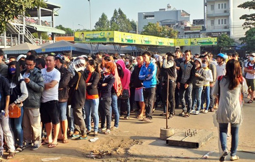 Đến gần 9h ngày 2/1, lượng khách đổ về nhà chờ khoảng gần 1.000 người, nhiều người chấp nhận xếp hàng trong cái nắng gắt buổi sáng.