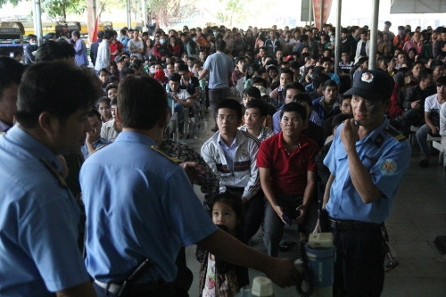 Ông Thượng Thanh Hải, Phó giám đốc Bến xe miền Đông, cho biết: “Lượng người mua vé quá đông nên xảy ra tình trạng quá tải. Nguyên nhân một phần là vì người dân chuộng vé giường nằm cao cấp, trong khi đó hãng xe Phương Trang có xe chất lượng và giá vé thấp hơn các hãng xe khác nên nhiều người đổ xô đi mua”.