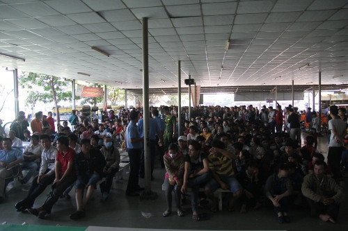 VTC News đưa tin, trong ngày 31/1, tại bến xe Miền Đông (Q. Bình Thạnh, TP HCM), hàng ngàn người đến để xếp hàng mua vé xe dịp Tết Nguyên đán 2015.