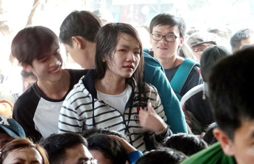 Một số cô gái mệt mỏi trong sự xô đẩy từ những người phía sau muốn chen lên. Nhiều người đã bật khóc vì không chịu nổi sức ép trong đám đông hỗn loạn.