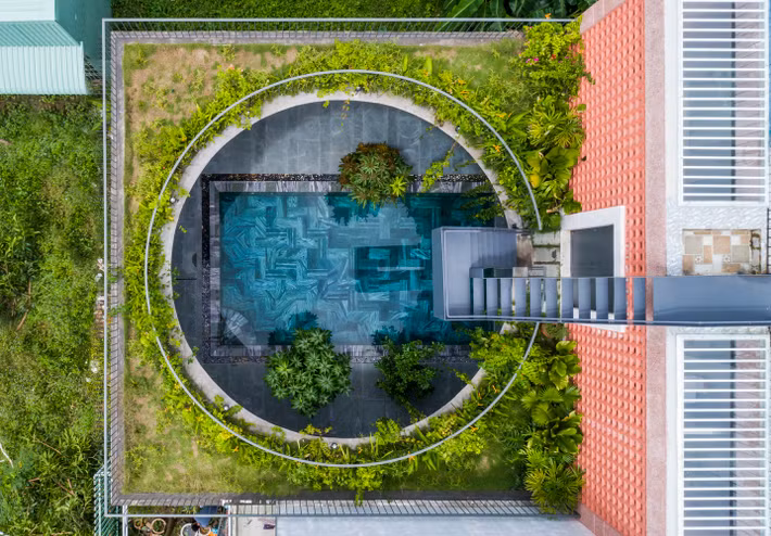 Không chỉ lấy gió và ánh sáng, giếng trời cùng với bể bơi tạo thành điểm nhấn cho ngôi nhà.