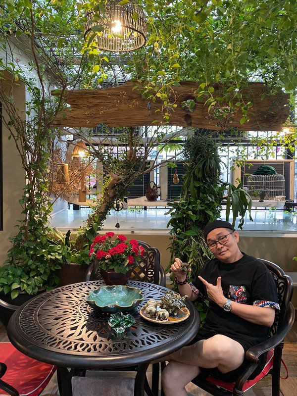 Nam danh hài cũng thường xuyên chia sẻ hình ảnh trồng và chăm sóc các loại cây cảnh trong vườn nhà.