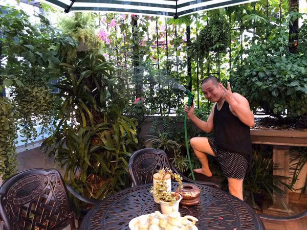 Nghệ sĩ Xuân Hinh còn có thú vui làm vườn.