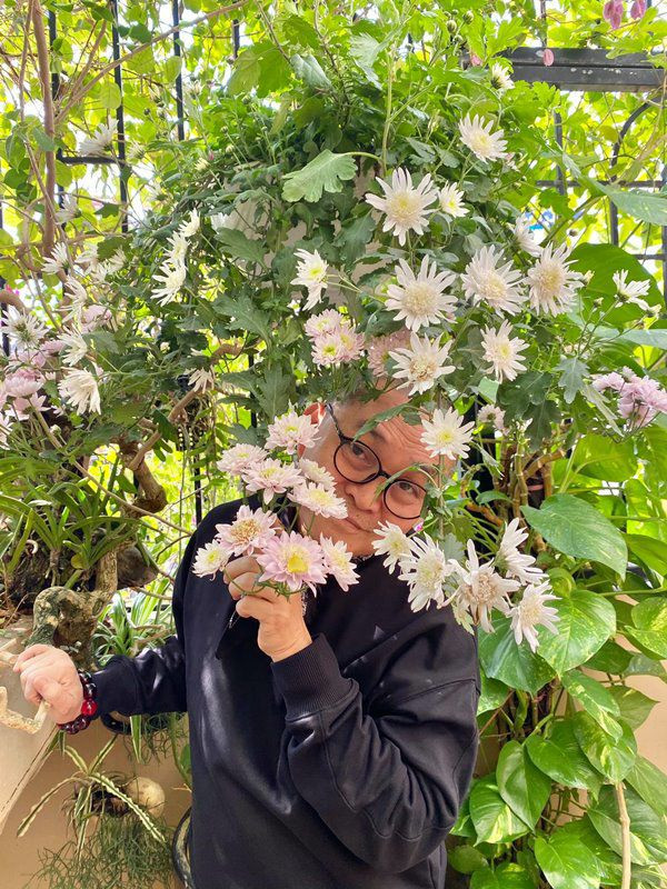 Vườn hoa bên ngoài lúc nào cũng xanh mướt.