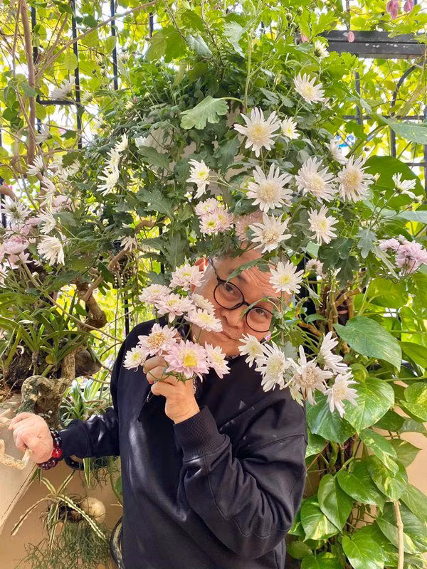 Vườn hoa bên ngoài lúc nào cũng xanh mướt.