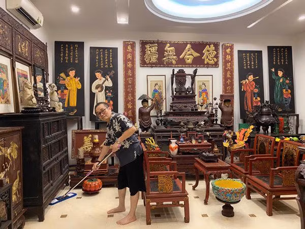 Căn nhà của nghệ sĩ Xuân Hinh được thiết kế trang trọng, mang hơi hướng Bắc Bộ xưa.