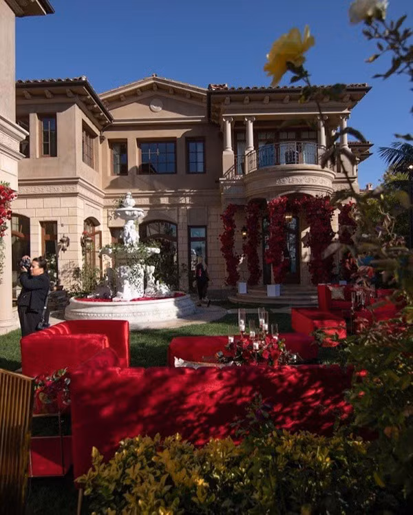 Biệt thự nguy nga với phong cách cổ điển và thường xuyên phủ kín hoa tươi. Ảnh: Instagram