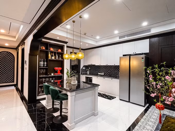 Phòng khách, khu bếp và bàn ăn được sắp xếp khéo léo, giúp tối ưu không gian. Ảnh: Ngoisao