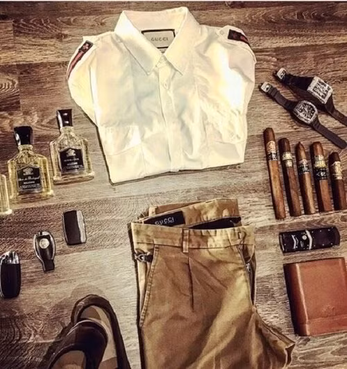 Bộ sưu tập xe, đồng hồ xịn cùng quần áo hàng hiệu được Bảo Hưng chia sẻ trên trang cá nhân khiến người khác choáng ngợp. Ảnh: FBNV.