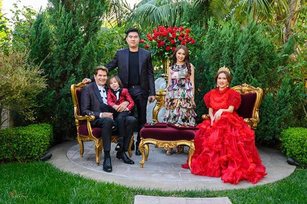 Mimi Morris và chồng có 3 người con. Con trai lớn 28 tuổi, con gái 24 tuổi và cậu út năm nay 7 tuổi.