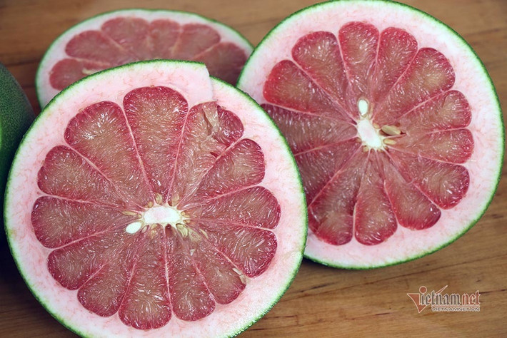 Trái bưởi ruby nặng trung bình 1.5 – 2kg, vỏ xanh ruột đỏ và gần như không có hạt. Ảnh: Vietnamnet.