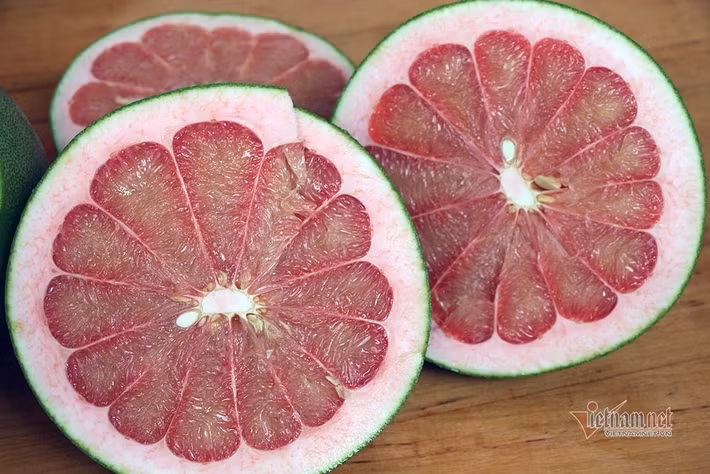 Trái bưởi ruby nặng trung bình 1.5 – 2kg, vỏ xanh ruột đỏ và gần như không có hạt. Ảnh: Vietnamnet.