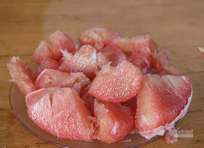 Ở Việt Nam, vườn bưởi ruby của ông Phong là vườn đầu tiên cho trái. Số lượng không nhiều nên ông Phong để dành thưởng thức và mời bà con xung quanh, chưa bán ra thị trường nên chưa thể nói về giá cả. Ảnh: Vietnamnet.