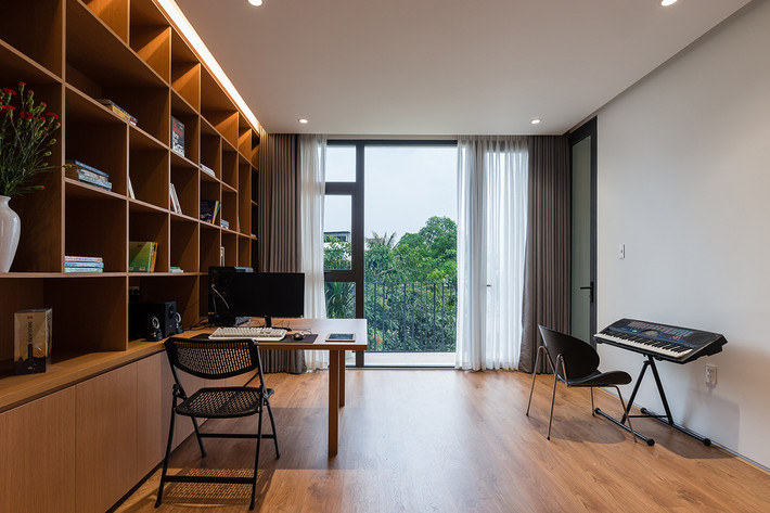 Không gian phòng học và làm việc cũng có cửa rộng hết mức đưa nắng gió vào trong.