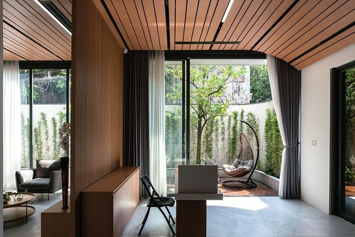 Các không gian chung như phòng khách, nhà bếp và thư viện đều hướng ra khoảng sân vườn lớn hay ban công chung.