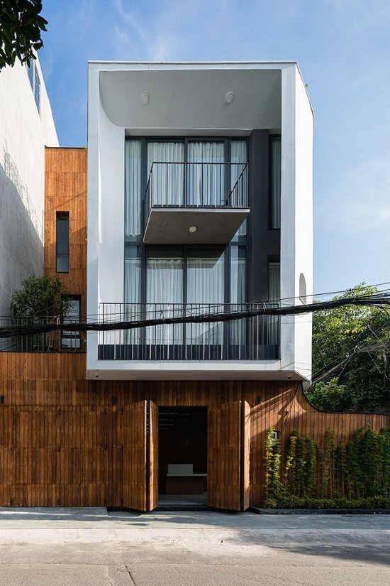 Nằm tại ngã ba một con hẻm ở quận Tân Phú (TP HCM), ngôi nhà là tổ ấm của một gia đình ba thế hệ.