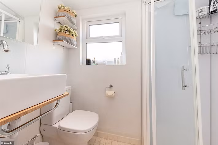 Phòng tắm ở phía sau cũng sử dụng toàn bộ gam màu trắng. Nguồn ảnh: DailyMail.