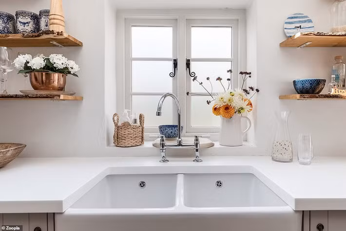 Tường và trần nhà khá thấp nên gia chủ lựa chọn tone trắng giúp không gian trông rộng rãi hơn.