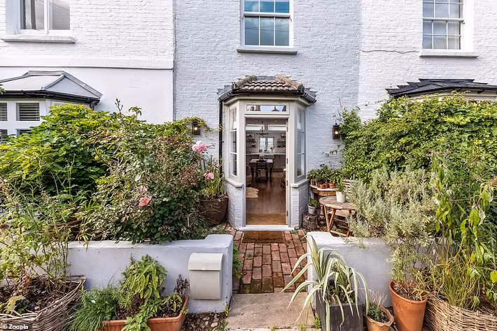 Tọa lạc tại trung tâm Peckham, một khu dân cư đông đúc tại miền Đông Nam London (Anh), ngôi nhà thu hút sự chú ý bởi diện tích khiêm tốn nhưng giá bán cao ngất ngưởng.