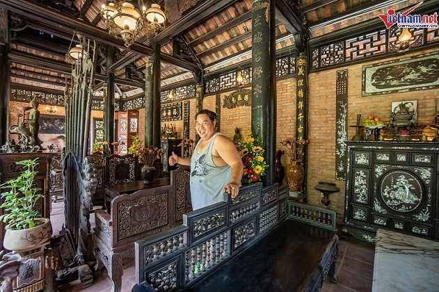 Không gian phòng khách rộng rãi với ba gian được Hoàng Mập cho đặt nhiều bộ bàn ghế, tấm phản gỗ...Ảnh: Vietnamnet.