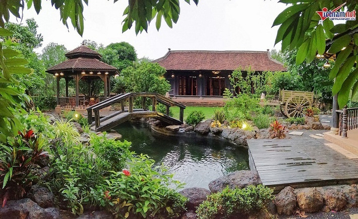 Khuôn viên trước nhà xanh mát với các loại cây cảnh và thiết kế hòn non bộ. Ảnh: Vietnamnet.