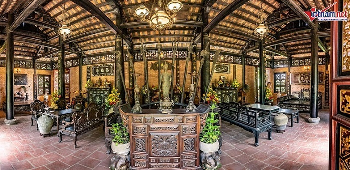 Nhà được xây dựng theo không gian cổ xưa nên vách tường, nền nhà được xây bằng gạch, các cột và cửa là các loại gỗ quý như lim, huỳnh đàn..Ảnh: Vietnamnet.