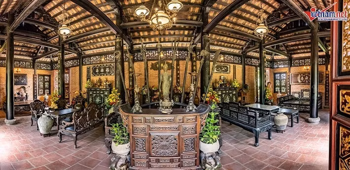 Nhà được xây dựng theo không gian cổ xưa nên vách tường, nền nhà được xây bằng gạch, các cột và cửa là các loại gỗ quý như lim, huỳnh đàn..Ảnh: Vietnamnet.