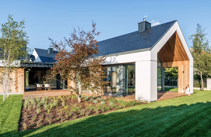 Thiết kế nhà theo dạng kiến trúc mở, kiến trúc sư đưa ra ý tưởng thiết kế trần mái và sàn nhà màu gỗ tương đồng nhằm tạo nên hiệu ứng khá rõ nét về biên độ rộng mở của không gian chung. Ảnh: Printest.