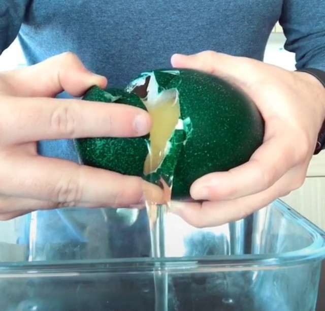 Lòng trắng gần giống như keo, đặc, còn lòng đỏ thì có màu vàng nhạt hơn so với các loại trứng khác.