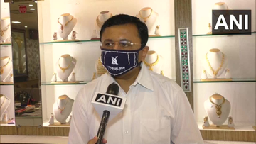 Ông Dipak Choksi - chủ sở hữu một công ty kim hoàn ở Ấn Độ cho biết nảy ra ý tưởng sản xuất những chiếc đính đá quý từ nhu cầu đeo khẩu trang ngày càng tăng của người dân, nhất là giới nhà giàu