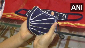 Những chiếc khẩu trang kim cương đặc biệt này có chứng nhận xếp loại N95 với 3 lớp bảo vệ, bên ngoài đính kim cương tự nhiên hoặc nhân tạo.