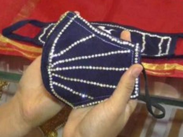 Gần đây, một cửa hàng trang sức ở Surat (Gujarat, Ấn Độ) - nơi được mệnh danh là thủ phủ kim cương vừa ra mắt những chiếc khẩu trang kim cương với giá dao động 1.860 - 5.300 USD (tương đương 43 - 123 triệu đồng).