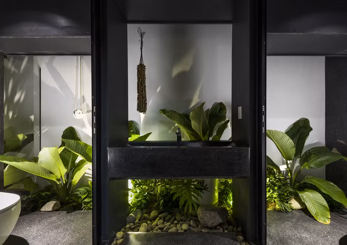 Đặc biệt, văn phòng làm việc có đủ các chức năng phụ trợ và thư giãn dành cho nhân viên như bếp, phòng tắm, phòng xông hơi.