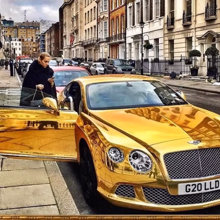 Bắt đầu từ thời điểm Instagram chỉ được mọi người sử dụng để đăng ảnh kỳ nghỉ, James nhận thấy một khoảng trống trên thị trường dành cho các hoạt động xa xỉ và quyết định hợp tác với hai đối tác ẩn danh ở Mỹ, Rich Kids of Instagram đã ra đời.