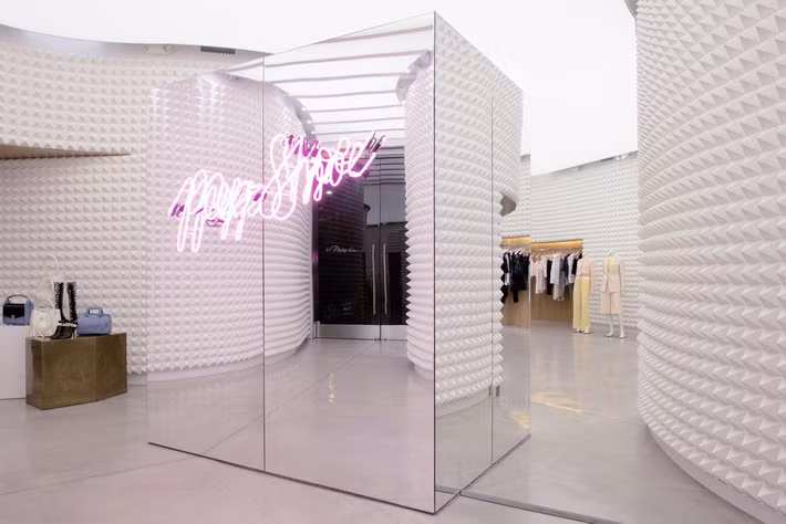 Một trong những chiến lược thành công nhất để giữ khách ở lại cửa hàng lâu hơn đó là giấu đi cửa sổ. Bước vào cửa hàng với ánh sáng của đèn công nghiệp, khách hàng sẽ hoàn toàn mất đi ý thức về thời gian. Ảnh: Phillip Lim.