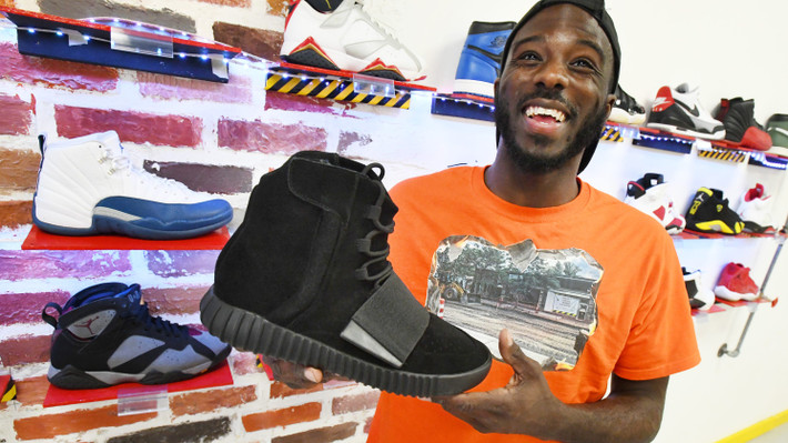 Sau vài năm thành lập, thương hiệu giày Yeezy của Kanye West ngày càng có chỗ đứng trong thế giới thời trang. Theo đó, phần lớn tài sản của West đến từ dòng giày thể thao Yeezy, được Forbes đánh giá là "một trong những câu chuyện bán lẻ vĩ đại nhất thế kỷ".