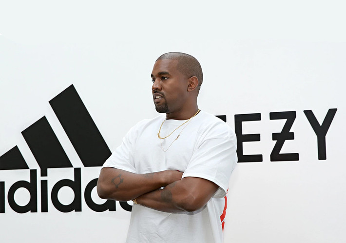 Nam ca sĩ Kanye West chính thức chuyển sang hợp tác cùng adidas để tiếp tục dự án giày sneaker Yeezy đầy tham vọng sau một vài mẫu collab Yeezy cực kỳ thành công trước đó cùng Nike.