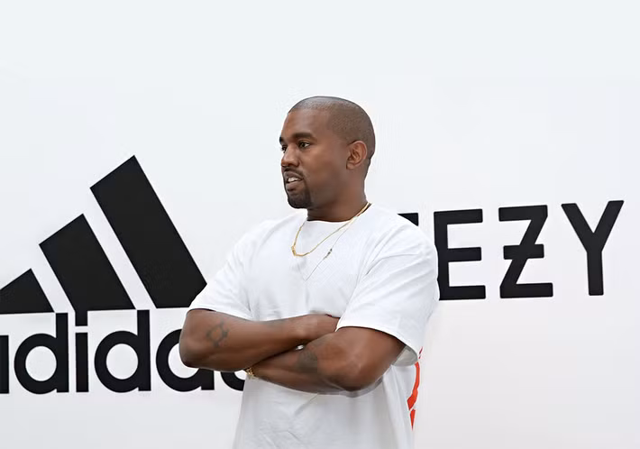 Nam ca sĩ Kanye West chính thức chuyển sang hợp tác cùng adidas để tiếp tục dự án giày sneaker Yeezy đầy tham vọng sau một vài mẫu collab Yeezy cực kỳ thành công trước đó cùng Nike.