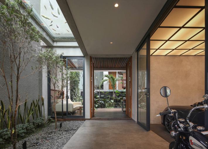 Giải pháp nhóm thiết kế đưa ra là sử dụng triệt để những yếu tố tự nhiên như cây cối, ánh sáng, nước,.. giúp căn nhà dù nằm giữa trung tâm thành phố nhưng vẫn có khả năng ngăn cản khói bụi, mang cả thiên nhiên vào bên trong.