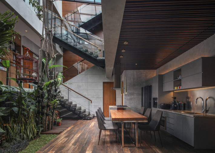 Theo thiết kế, có tới 5 khu vườn được đặt tại các vị trí khác nhau trong nhà, đưa con người gần với thiên nhiên.