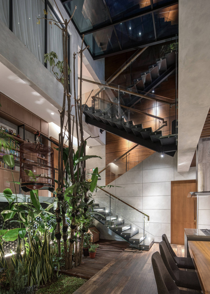 Cầu thang thời thượng thiết kế hình ziczac, kết hợp cùng lan can kính cho không gian luôn ngập tràn ánh sáng tự nhiên.