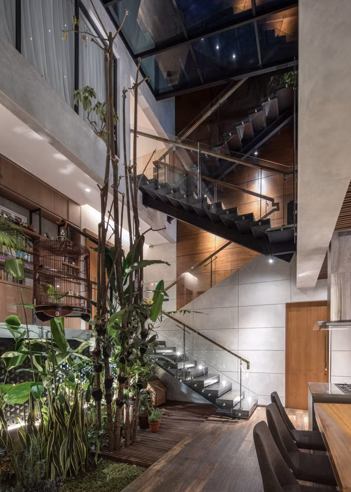 Cầu thang thời thượng thiết kế hình ziczac, kết hợp cùng lan can kính cho không gian luôn ngập tràn ánh sáng tự nhiên.