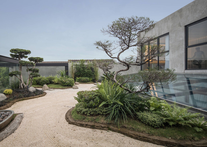 Cây xanh tạo dáng bonsai độc đáo trên ban công tầng 2. Nguồn ảnh: Archdaily.