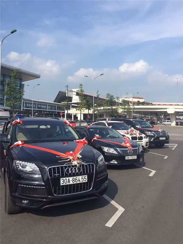 Điều đặc biệt của đám cưới này là màn rước dâu bằng máy bay và 25 chiếc ô tô hiệu Camry, Ford Transit khiến bất kì ai nhìn thấy đều phải ngưỡng mộ. Ảnh: Yan.