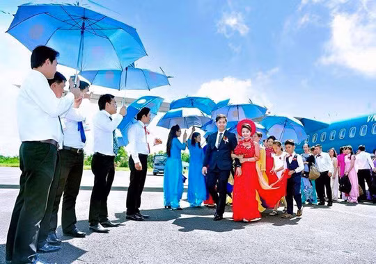 Cuối năm 2015, một đám cưới xa hoa tại TP.HCM gây chú ý khi thuê hẳn chiếc máy bay ATR 72 để đưa-đón dâu từ TP.HCM về Cà Mau. Giá thuê máy bay khoảng 200 triệu đồng. Ảnh: Tiin.