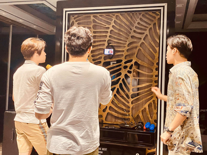 Vợ chồng Trấn Thành - Hari Won hiếm khi chia sẻ về tổ ấm riêng nhưng thông qua nhiều hình ảnh ngẫu hứng chia sẻ trong đời thường, người hâm mộ cũng phần nào thấy được căn hộ sang trọng của cặp đôi.